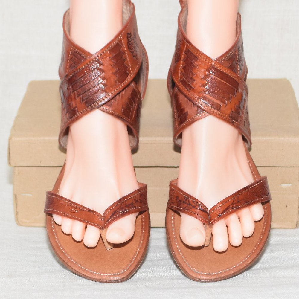 Women Leather Chedron Sandals size US8 new in original box